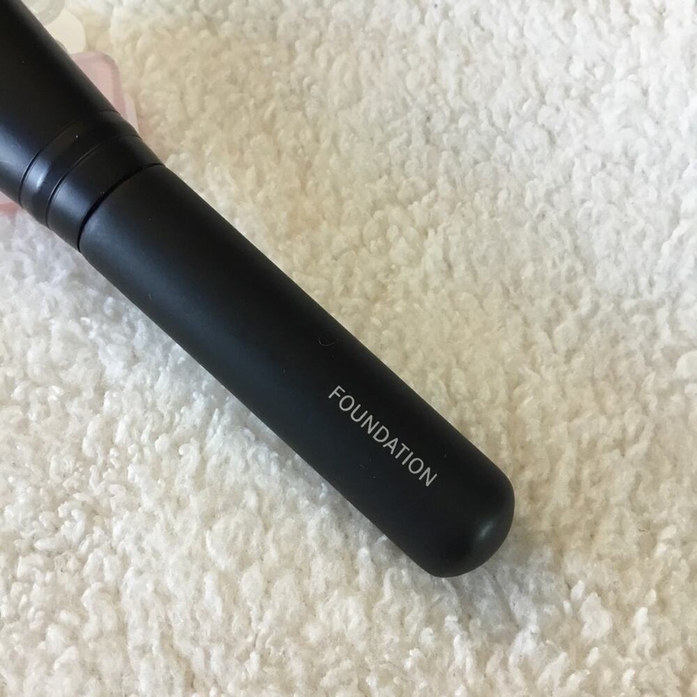 Le Métier de Beauté Flat Angled Foundation Brush - Picture 5 of 13